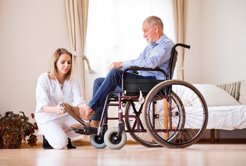 Ein älterer Senior bekommt Hilfe von der häuslichen Pflege