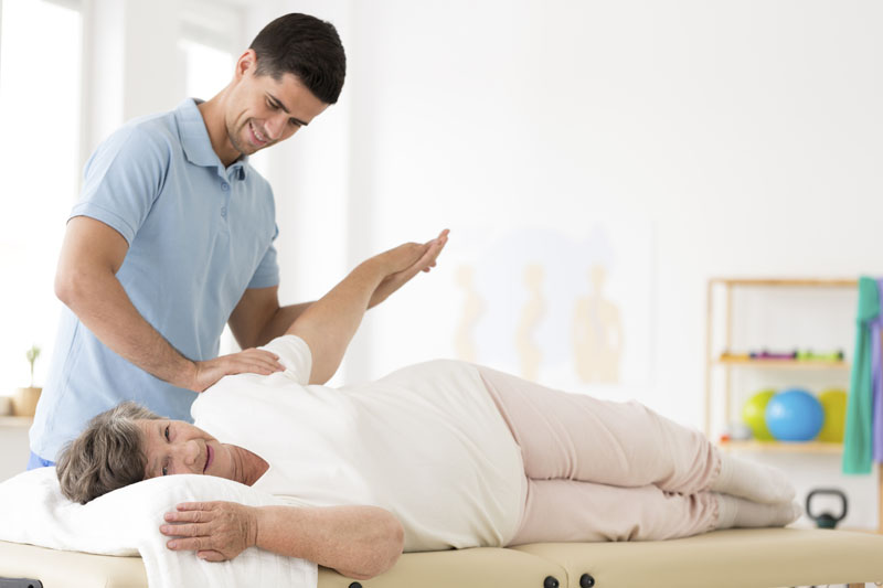 Seniorenrehabilitation mit Physiotherapeut