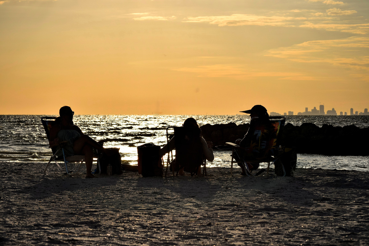 beachgoers having a picnic on tampa beach