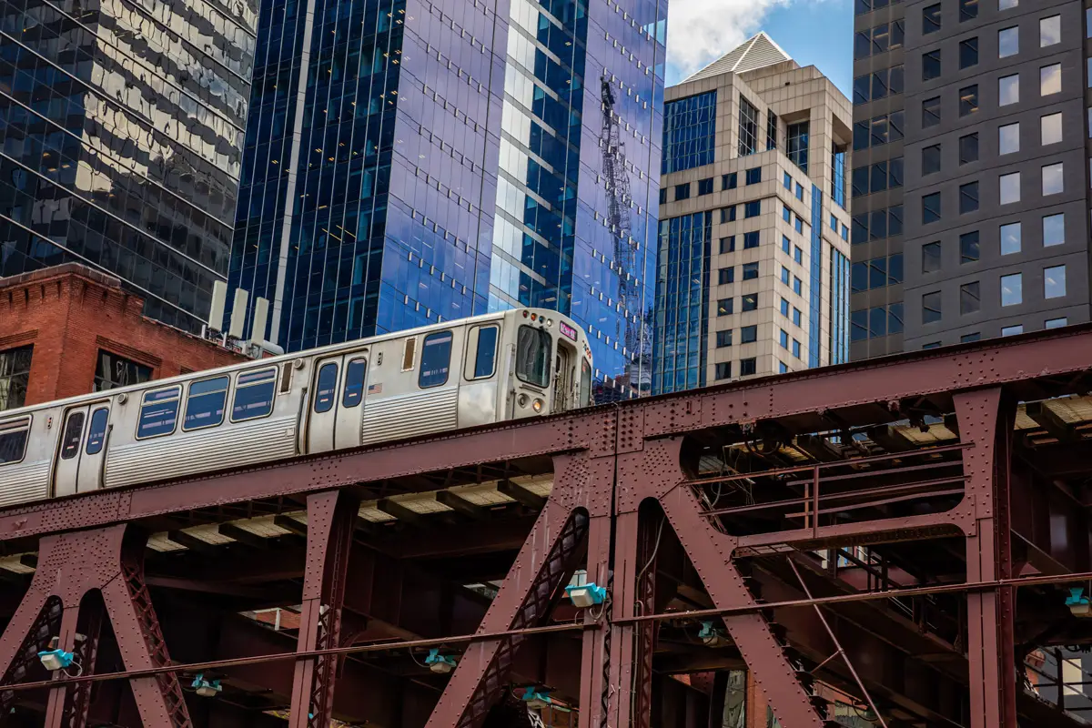 다리 고층 빌딩에 시카고 기차