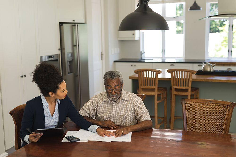 homme-senior-et-jeune-agent-immobilier-discutant-lihtc