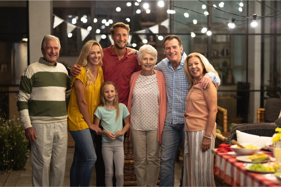 famiglia-felice-ritrovarsi-festeggiando-con-cena.jpg