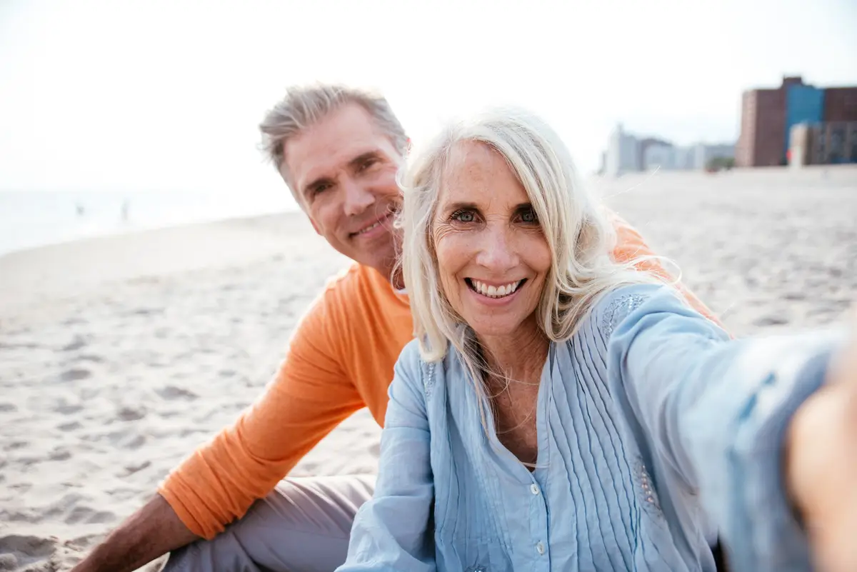cặp vợ chồng già hạnh phúc dành thời gian ở bãi biển ở la