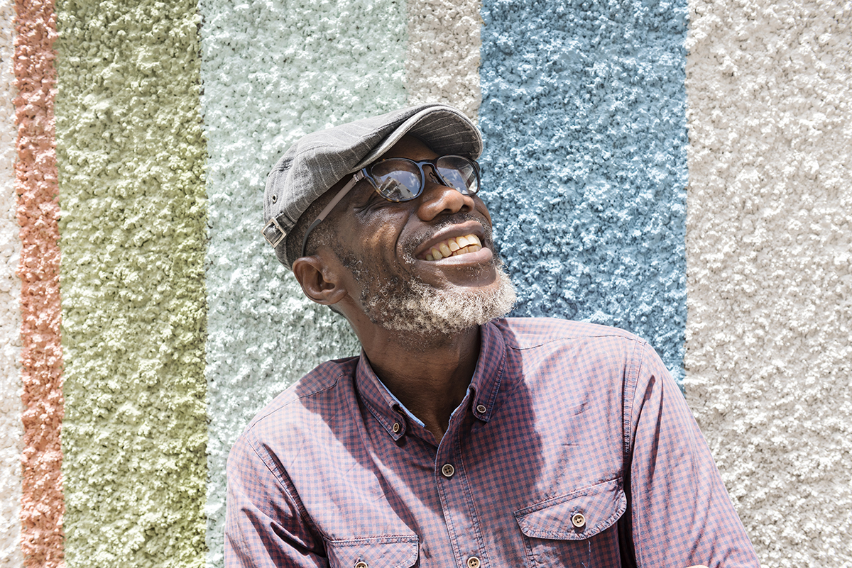 hombre sonriendo móvil al