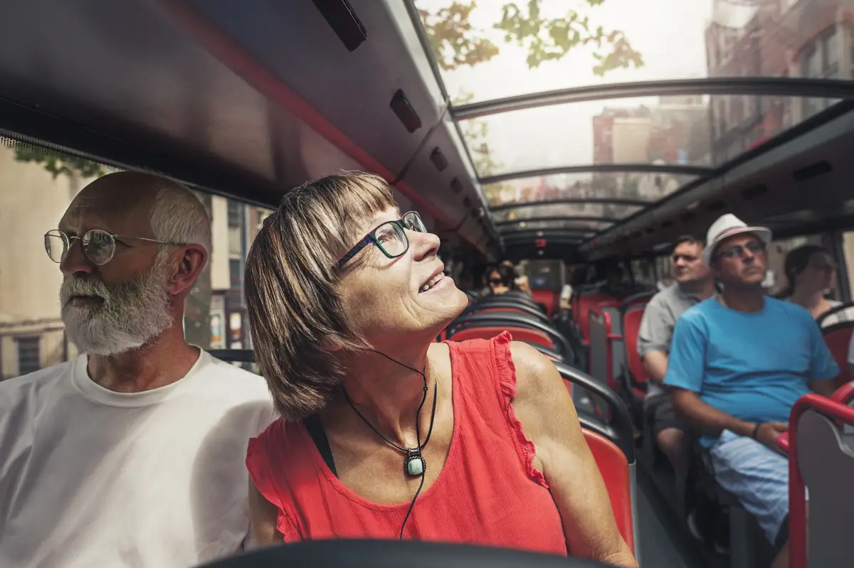 cặp vợ chồng trưởng thành đi xe buýt