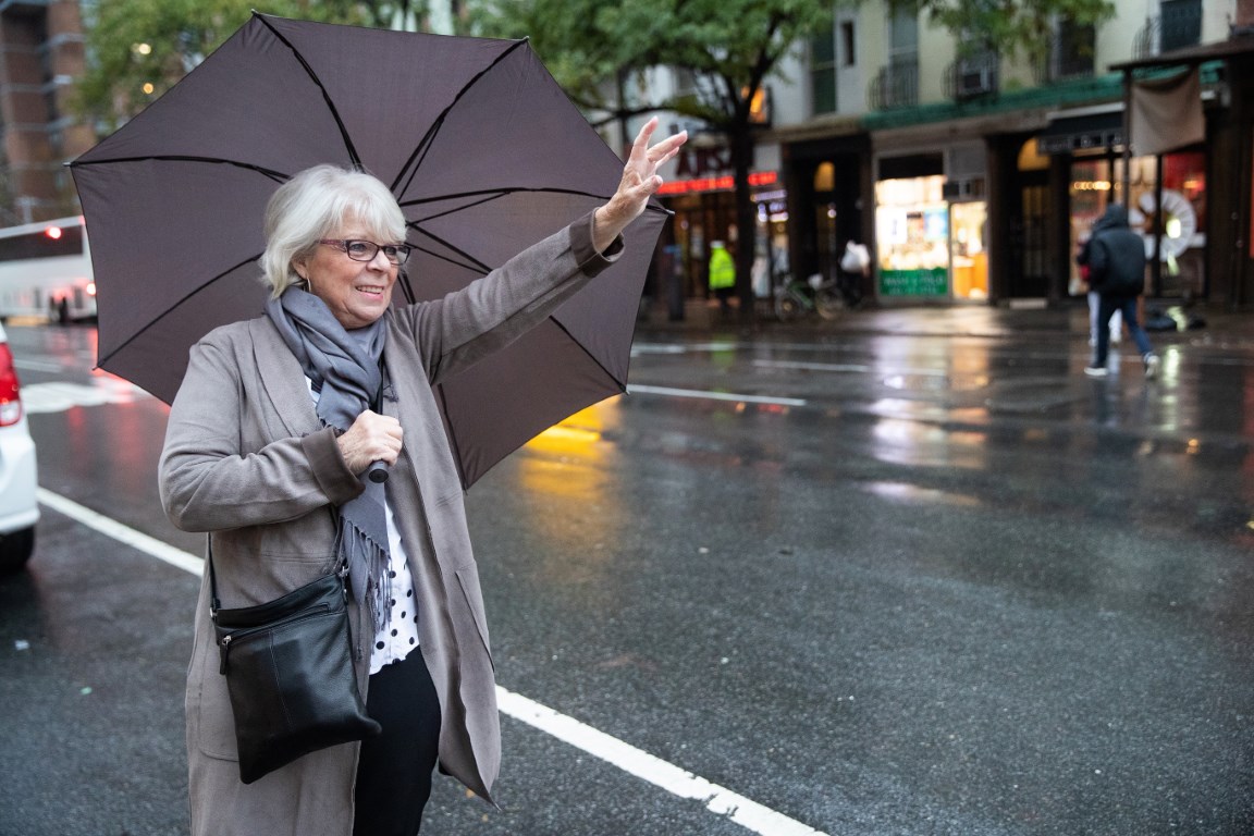 mujer mayor madura de cabello blanco esperando taxi 2022 06 14 02 06 30 utc