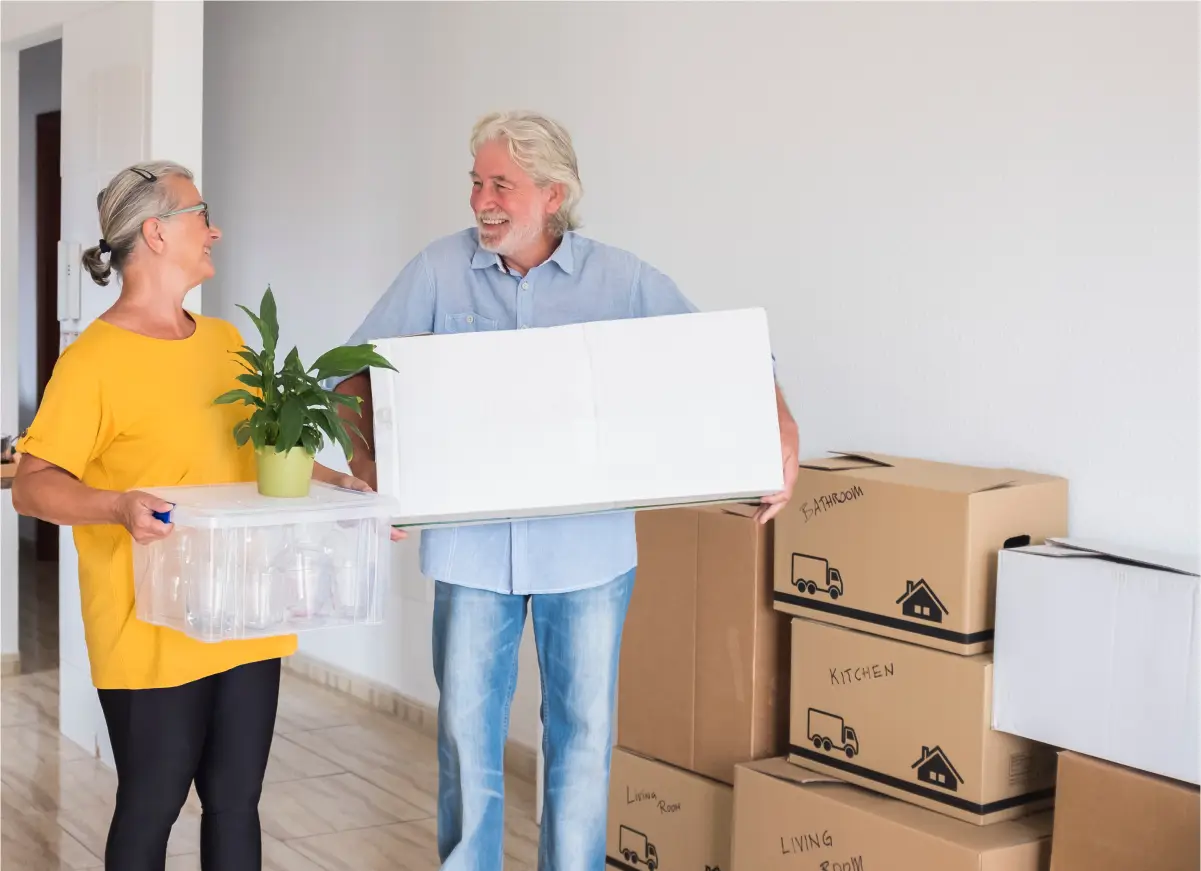 Ein Mann und eine Frau halten eine Kiste voller Kisten
