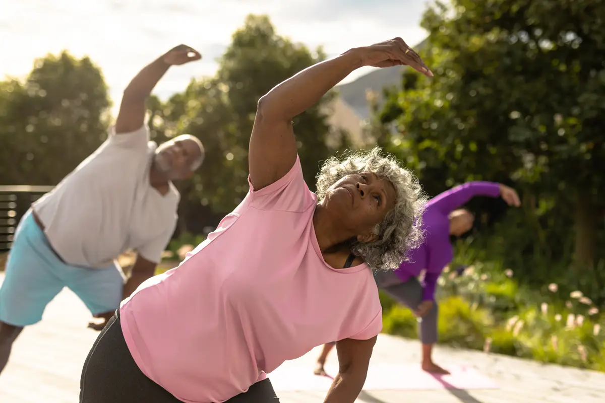ältere freunde, die yoga in jacksonville praktizieren