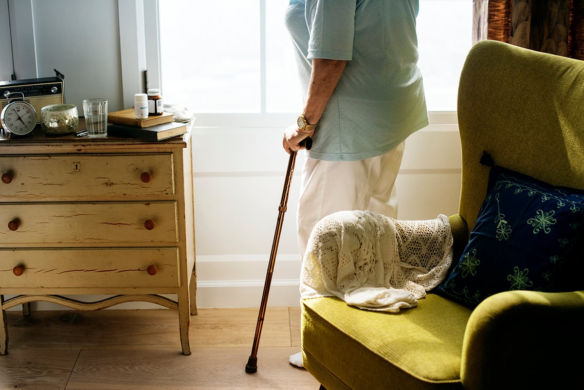 femme âgée debout seule dans la chambre